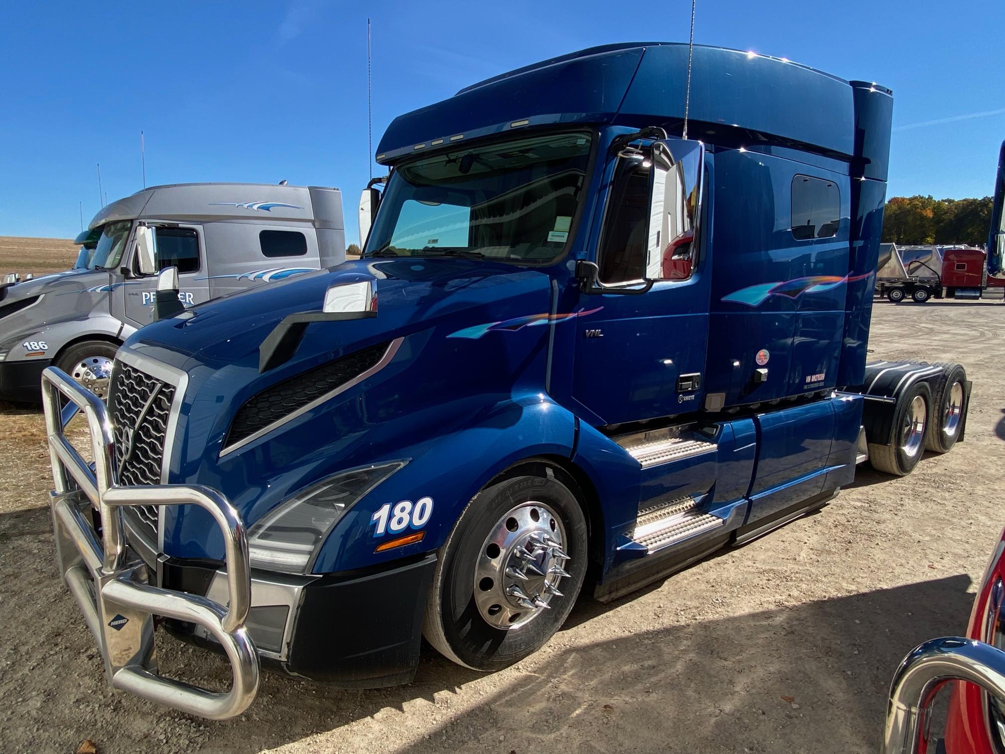 2021 VOLVO VNL - Image 2